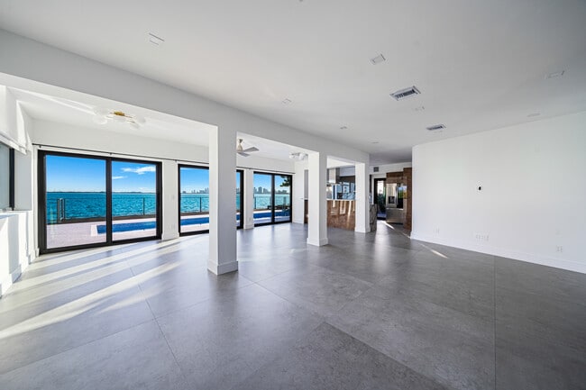 Building Photo - 1351 Bay Terrace