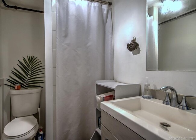 Building Photo - 96 Kings Hwy N