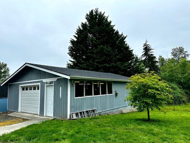 Building Photo - Rare Kent Gem, 3 BR | 3 BA | 2 DEN | 0.41 ...