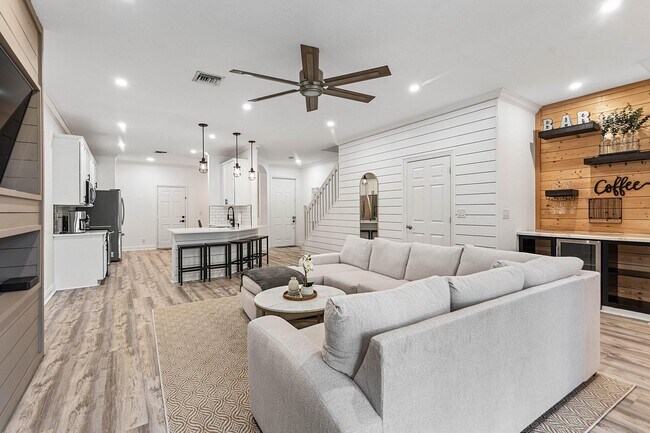 Building Photo - 4890 Bonsai Cir