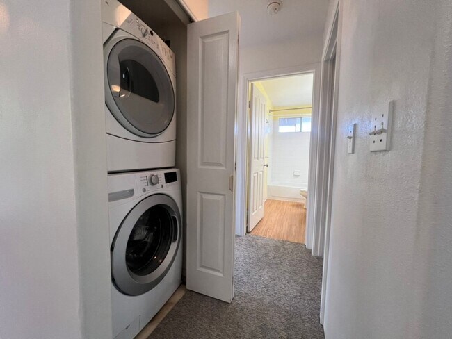 Building Photo - Unfurnished 3 bedroom 2 bath condo (top fl...