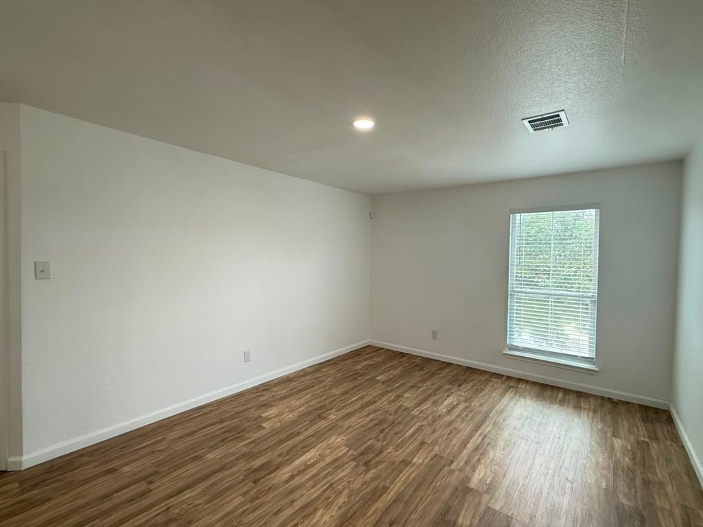 Building Photo - 418 Golden Walk
