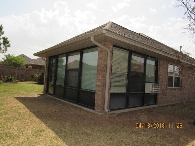 Building Photo - Fantastic home located in Eastlake