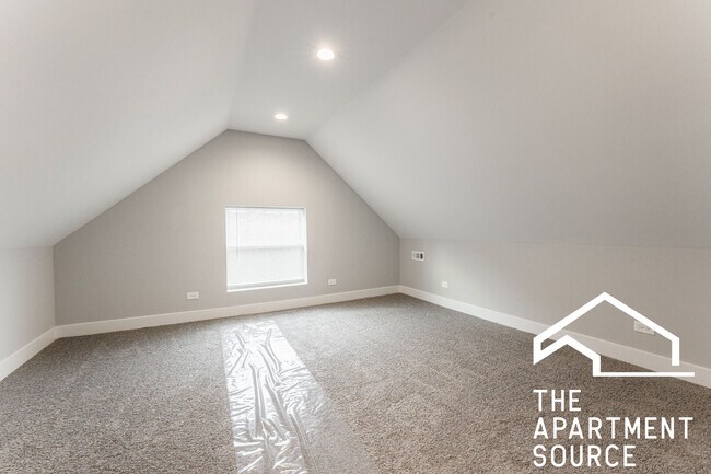 Building Photo - 926 W 32nd Pl