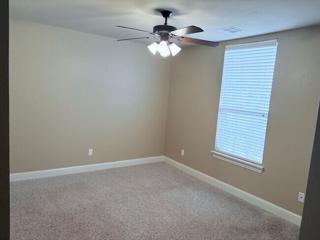 Building Photo - Large four bedroom home in Edmond