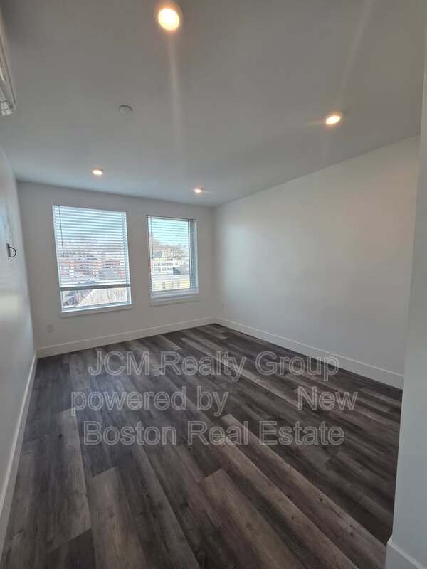 Building Photo - 585 Essex St