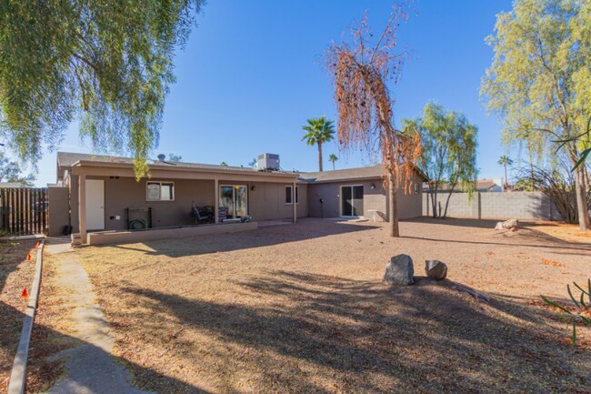Building Photo - 3232 E Poinsettia Dr