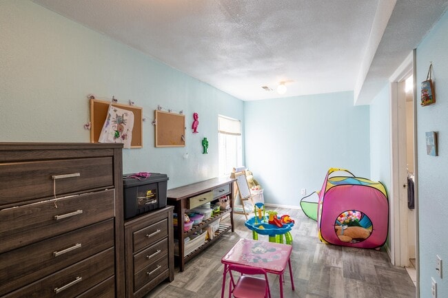 Building Photo - 857 Regent Ct