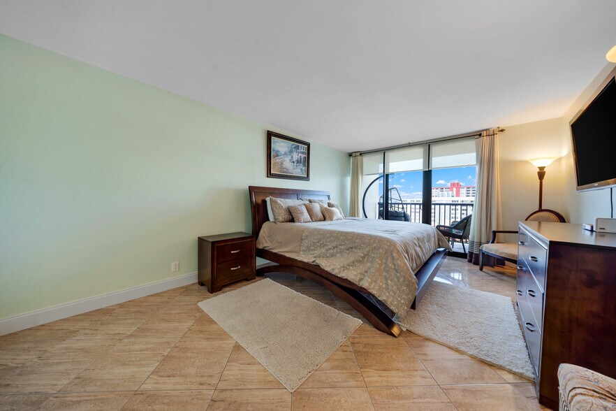 Building Photo - 2017 S Ocean Dr