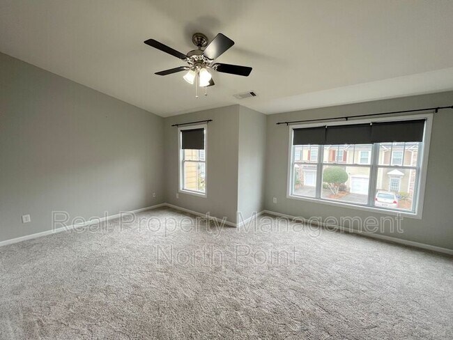 Building Photo - 2048 Lakeshore Overlook Dr