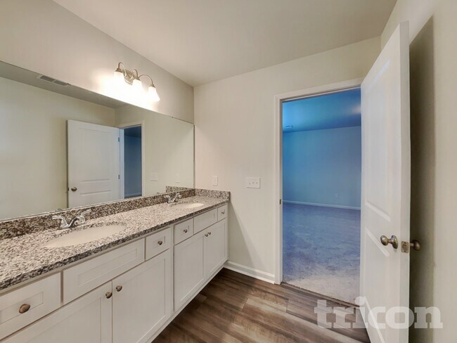 Building Photo - 33 Chalet Ct