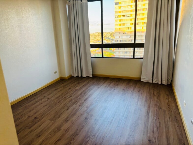 Building Photo - 2499 Kapiolani Blvd