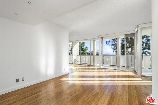 Building Photo - 4411 Los Feliz Blvd