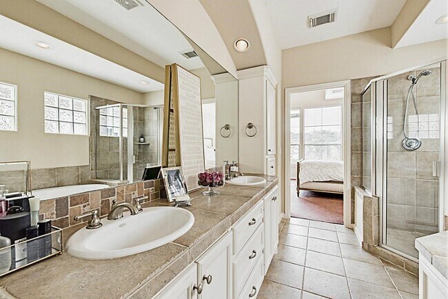 Building Photo - 5422 Lillian St