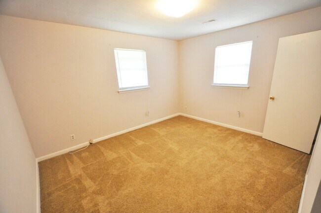 Building Photo - 2 Bedroom 1 Bath Duplex located in Hampton