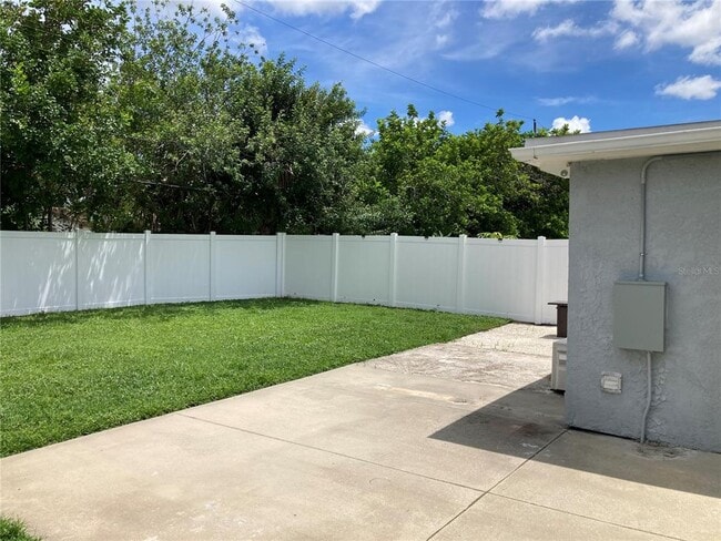 Building Photo - 7131 Orpine Dr N