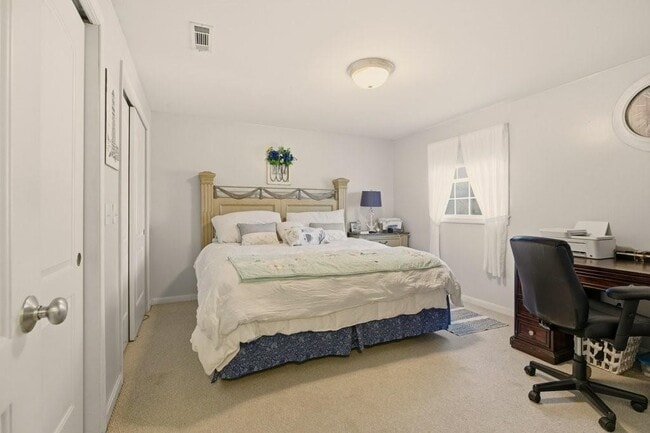 Building Photo - 5 Leland Point Dr