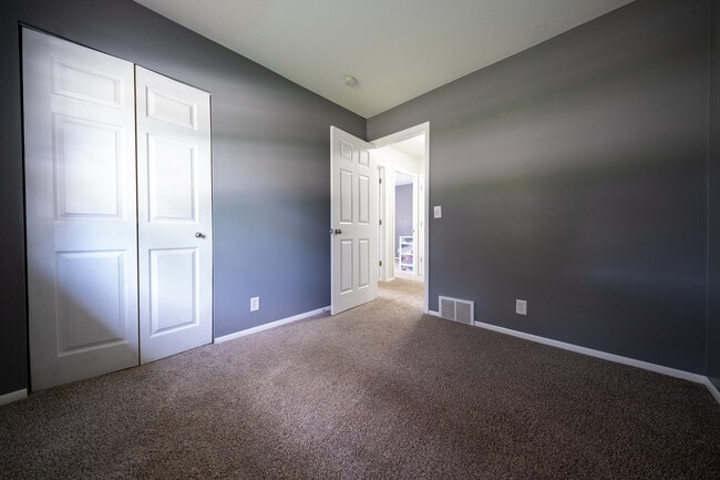 Building Photo - 257 Elm Dr