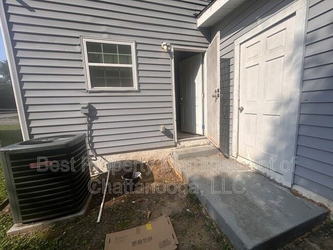 Building Photo - 1027 W 37th St