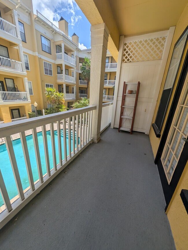 Building Photo - Great 1/1 Studio unit with wood floors and pool view patio!