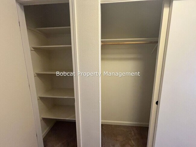 Building Photo - 217 Meadowood Ct