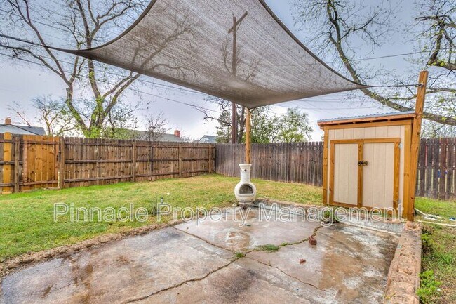 Building Photo - 2205 Live Oak St
