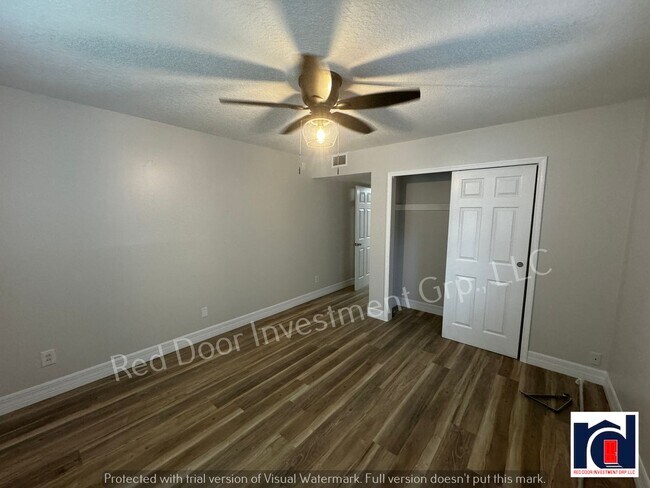 Building Photo - Renovated Spacious 2/2~w/All-in One Washer/Dryer & New AC~Deland