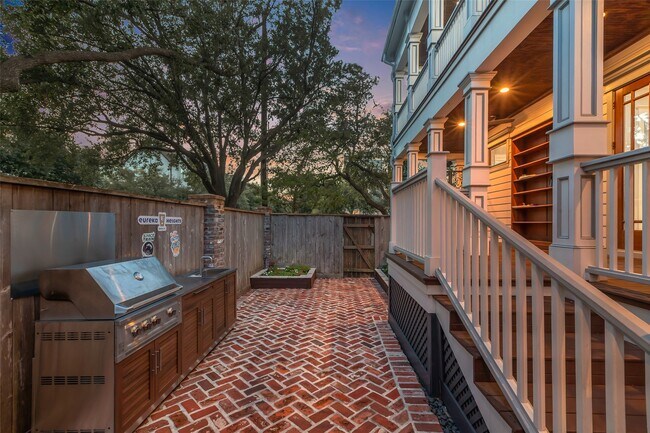 Building Photo - 340 W 17th St