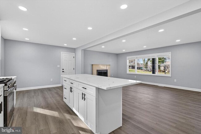 Building Photo - 2403 Kingsway Rd