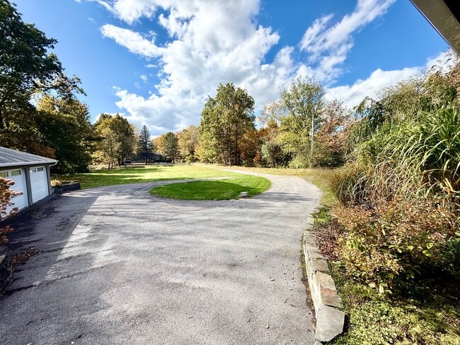 Building Photo - *AMAZING Sprawling Ranch Home*