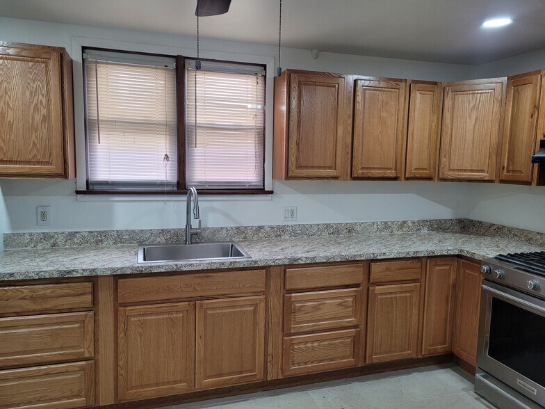 Building Photo - 76 Bedford St