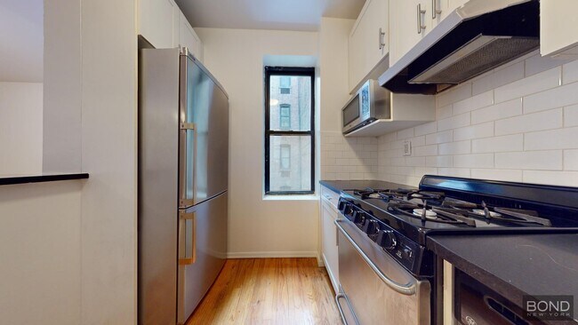 Building Photo - 240 Waverly Pl