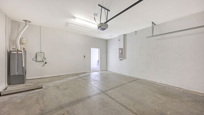 Building Photo - 2/2 plus den/office Villa in with a 2 car garage