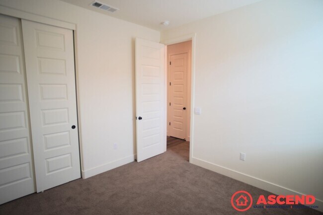 Building Photo - Southwest Home with Solar!