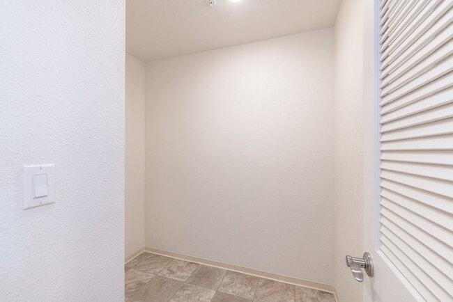 Building Photo - Stunning 3-bedroom and 2.5 Bath - Located ...