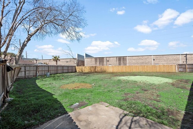 Building Photo - 3706 Westmeadow Dr