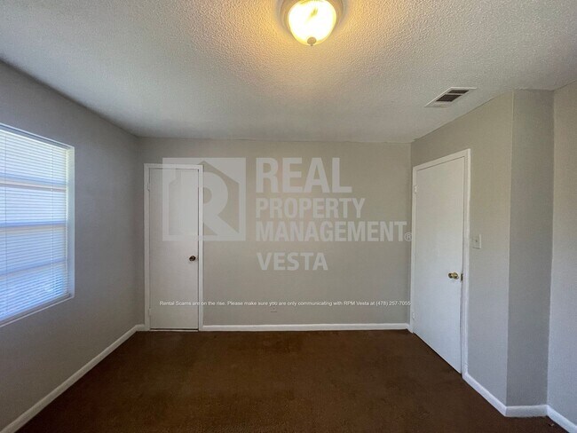 Building Photo - Three Bedroom House in South Macon