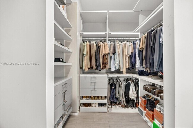 Building Photo - 2821 S Bayshore Dr