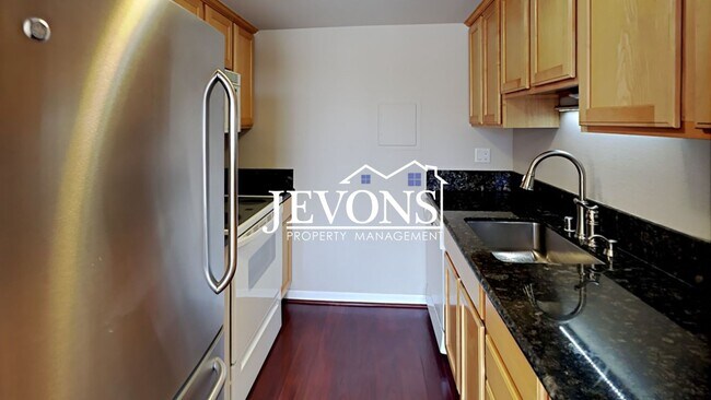 Building Photo - Charming top-floor condo with fully equipp...