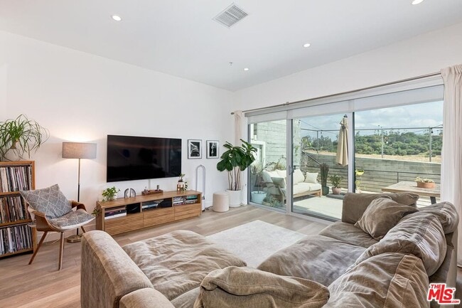 Building Photo - 957 Figueroa Terrace