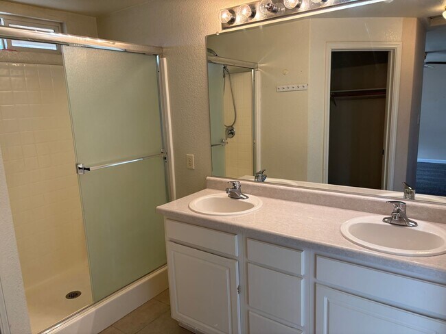 Building Photo - 4 bedroom 2.5 bath in NW Suburban Reno