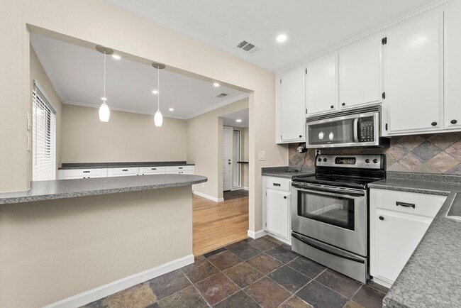 Building Photo - Beautiful 3-bedroom, 3-bathroom townhome  ...