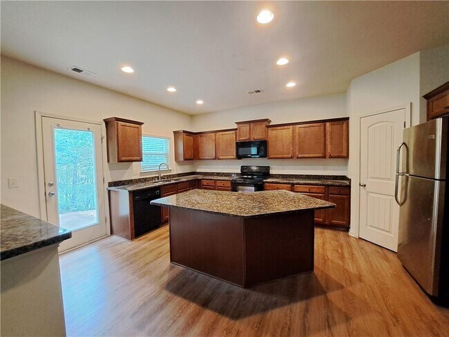 Building Photo - 867 Pine Ln