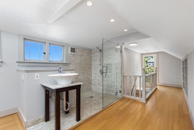 Building Photo - Charming AIR CONDITIONED Leschi Craftsman