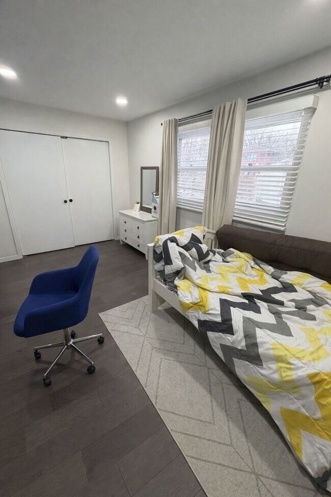 Building Photo - 1065 Hiawatha Dr