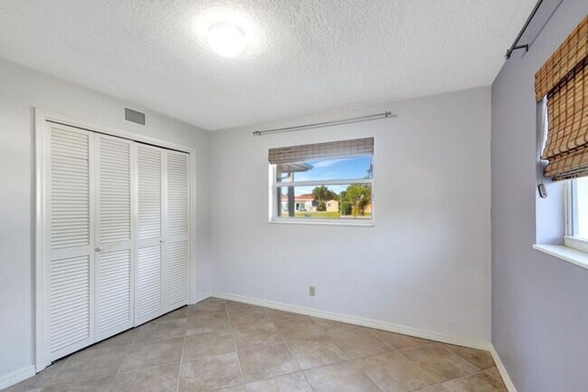 Building Photo - 1753 W Terrace Dr