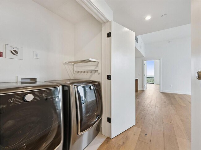 Building Photo - 70 Rainey St