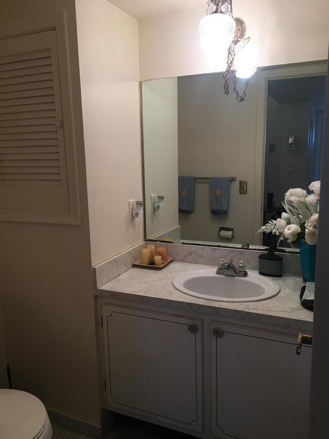 Building Photo - 361 S Hollybrook Dr