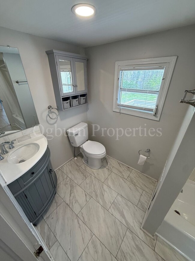 Building Photo - 1100 Franklin St SW