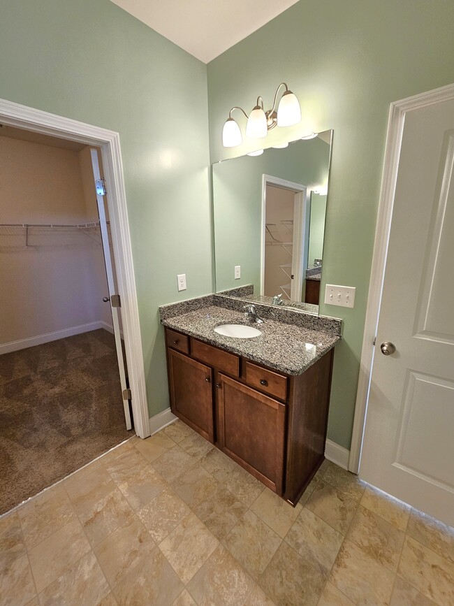 Building Photo - 558 Castleby Dr